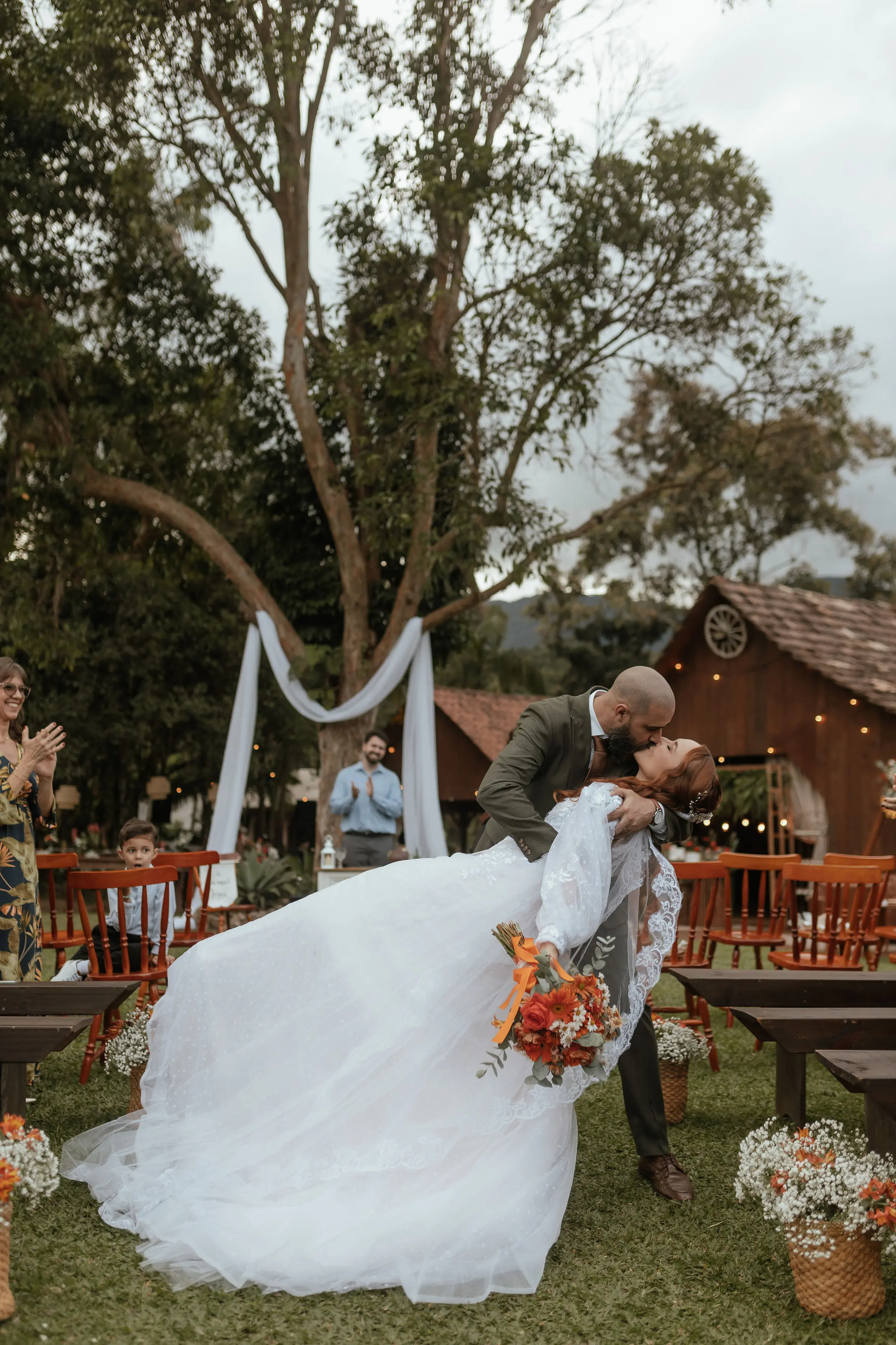 Casal ao ar livre no Sítio Tambaú