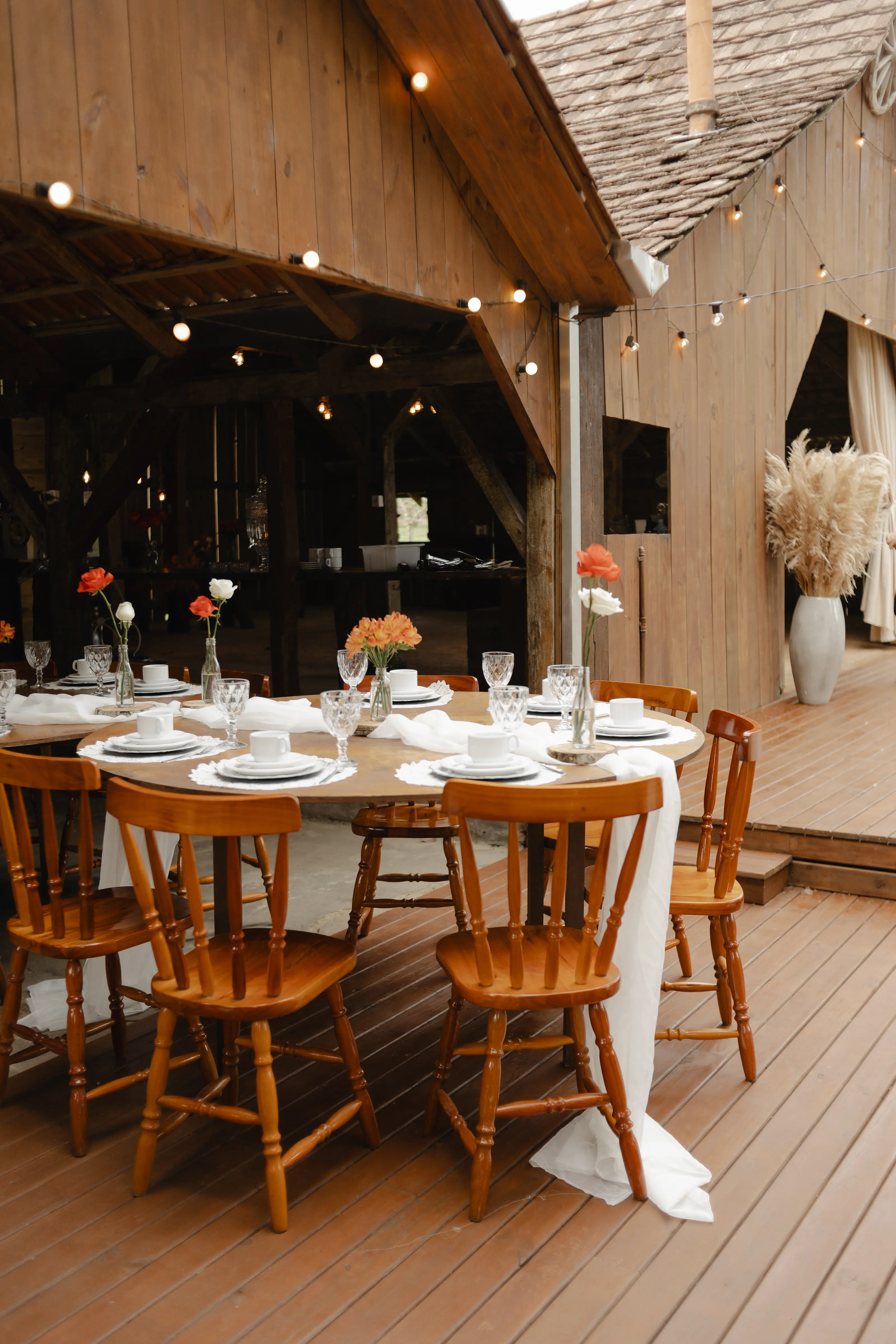 Interior do celeiro do Sítio Tambaú com decoração rústica para casamento