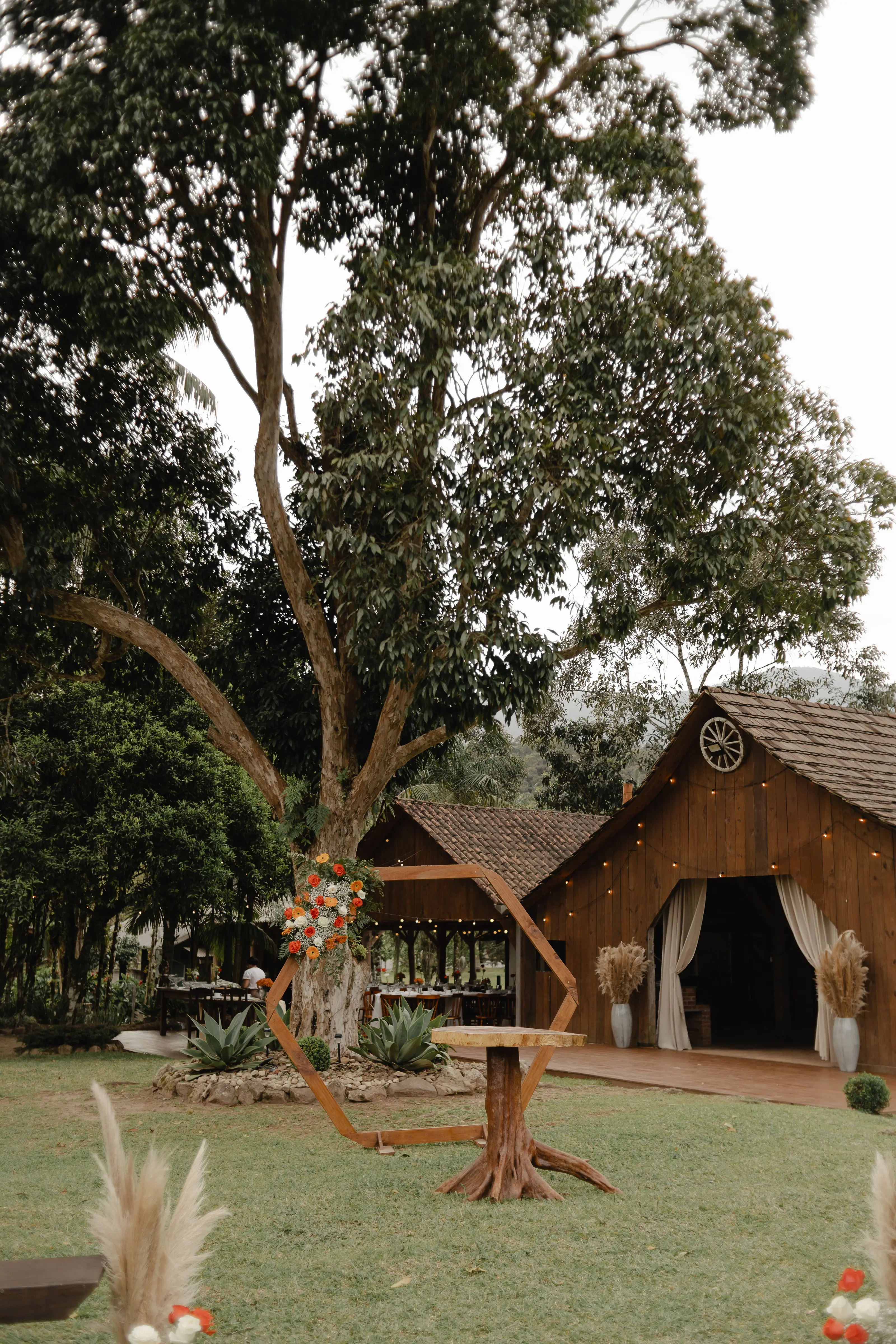 Decoração do altar no celeiro do Sítio Tambaú com flores silvestres e ramos de eucalipto