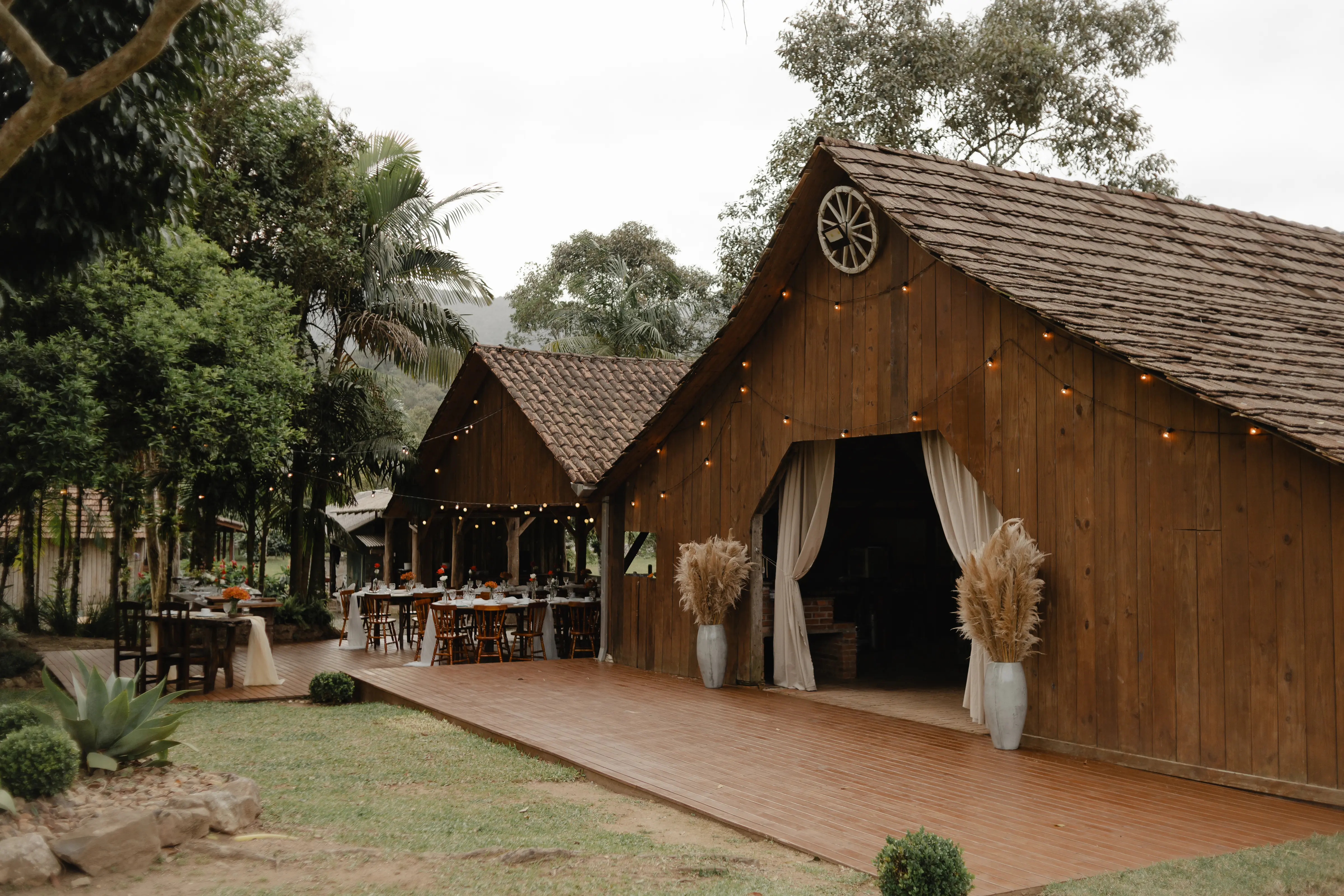 Celeiro do Sítio Tambaú decorado para casamento, rodeado de natureza em Joinville, SC