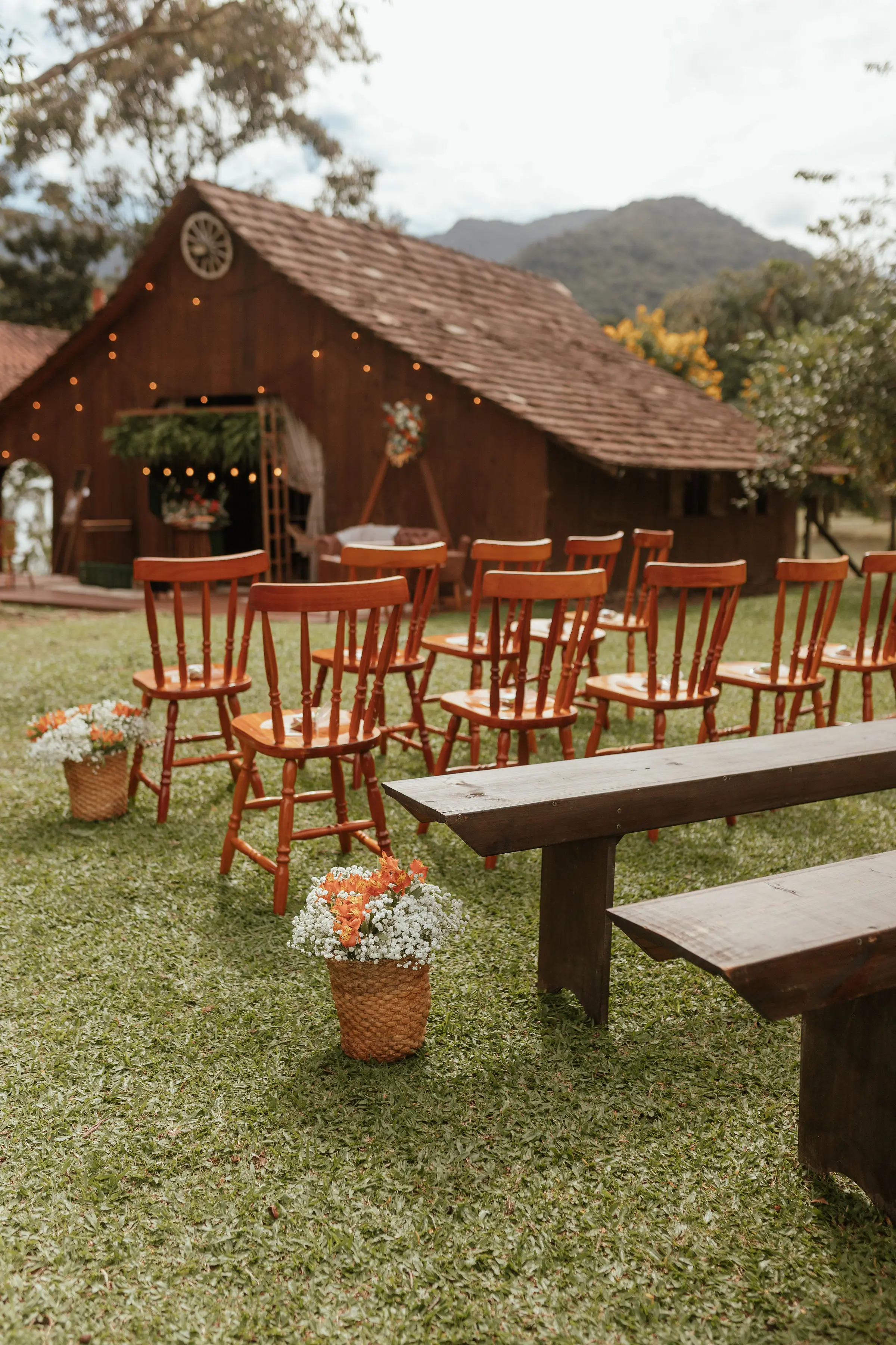Área externa do Sítio Tambaú ao entardecer com iluminação quente 