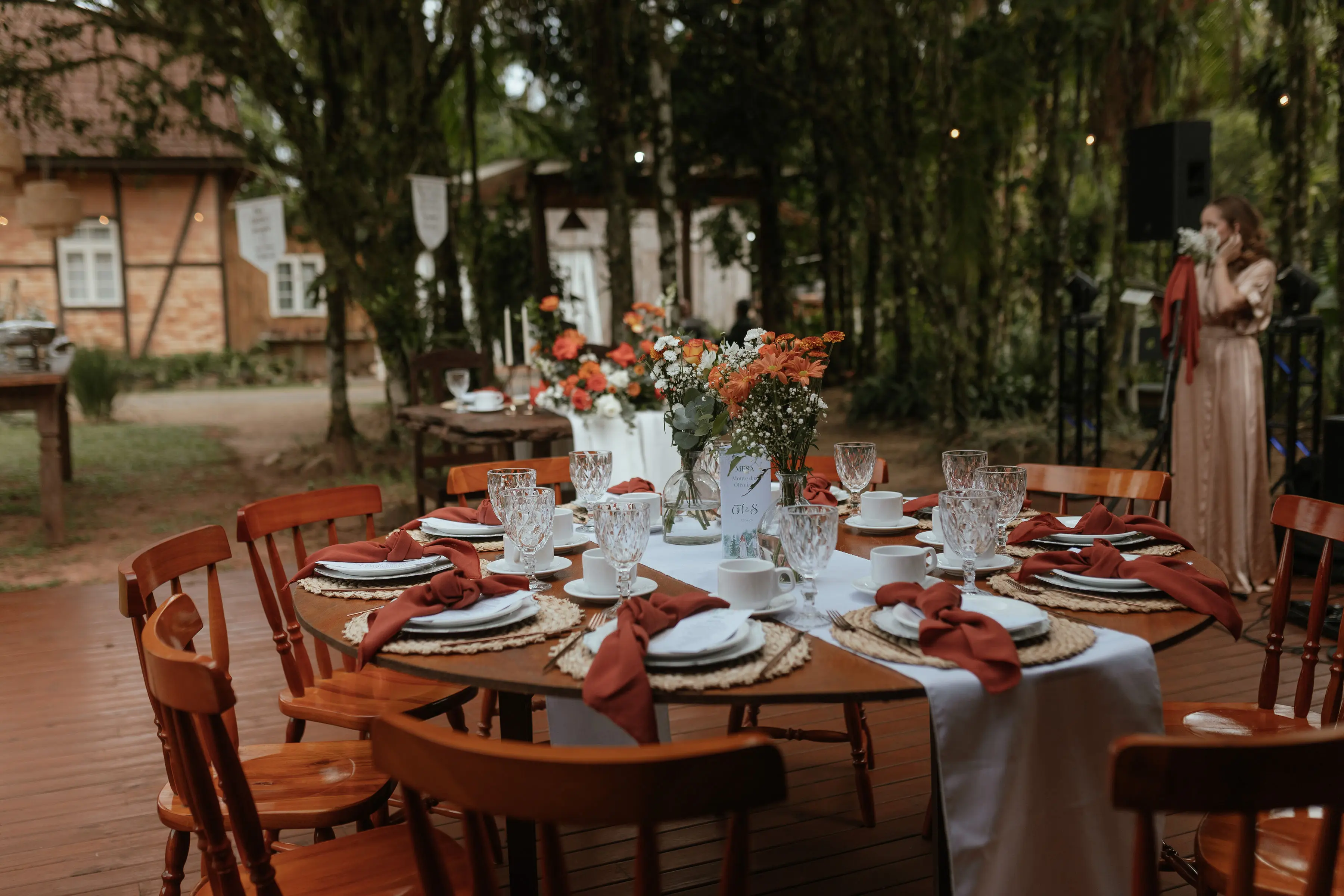 Vista panorâmica do celeiro decorado com mesas postas para o jantar dos convidados